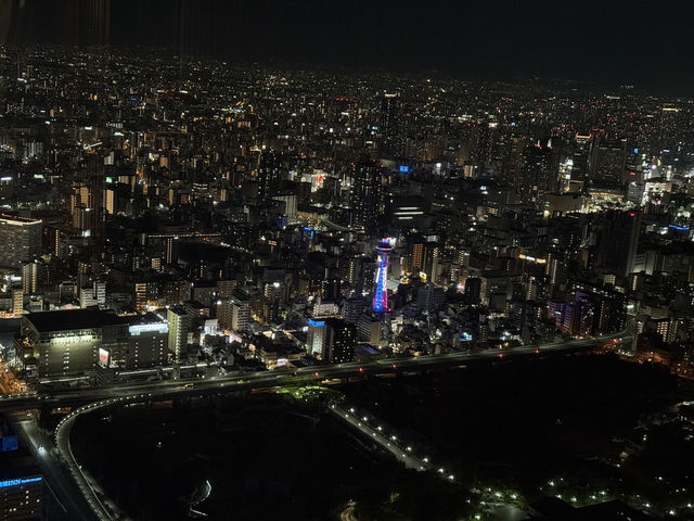 🇯🇵大阪萬豪54樓絕景！躺在床上看百萬夜景的天花板體驗✨ 
