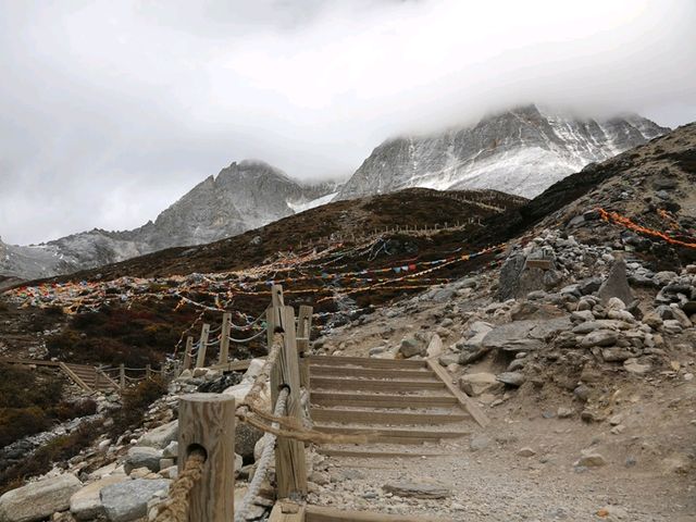 五色海：亞丁雪山下的奇幻變色湖