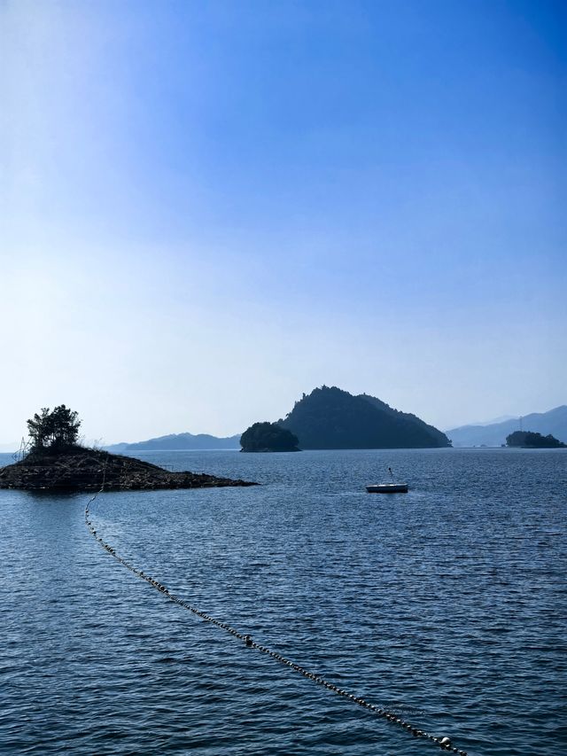 秋天來千島湖別有風味，水天一色美如畫！