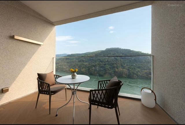 抱走這份版納江景酒店無邊泳池太絕了