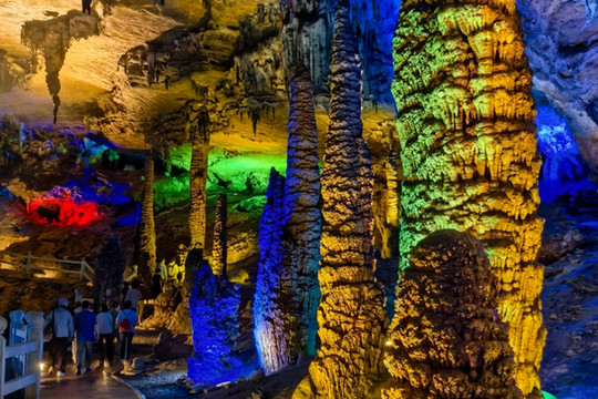 鐘乳石林——九龍洞奇幻溶洞燈光秀｜Trip.com 銅仁