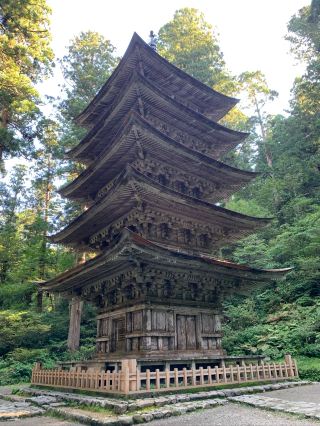 สถานที่ท่องเที่ยวแนะนำในญี่ปุ่น: เจดีย์ห้าชั้นลึกลับแห่งภูเขาฮากุโระ