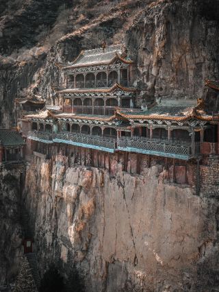 น่าตกใจ! อาคารโบราณแห่งนี้ในมณฑลชานซีซ่อนตัวอยู่ลึกในภูเขามานานกว่า 800 ปี โดดเด่นออกมาจากที่อื่นๆ