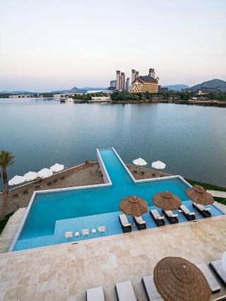 Living near Wuhan in a real-life "Little Maldives," the Yinli Art Hotel is stunningly beautiful