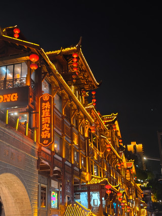 Easily capture stunning "Spirited Away"-style photos: Hongya Cave night photography tips
