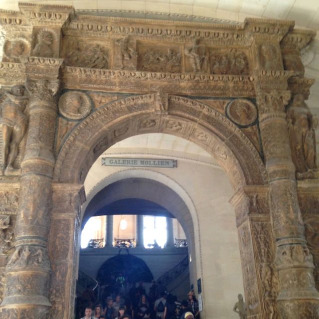 ルーブル美術館、館内の天井絵と通路、等々。