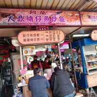 很有古早味的氣息，到處都是古蹟級的建築，迪化街的商業氣氛，還有街道邊不起眼的小吃攤