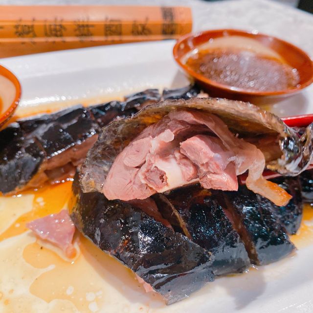環境方面，餐廳以傳統中菜菜館裝修，夠古色古香，係呢個環境食飯都幾舒服，好適合帶埋屋企人黎開開心心聚下食餐飯~