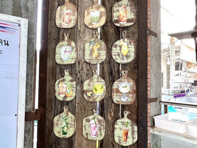 ร้านกาแฟน่ารัก บรรยากาศริมทะเล ชิลๆ ริมปากน้ำ