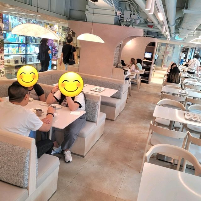 25-07-2023  柔白裝飾西餐廳