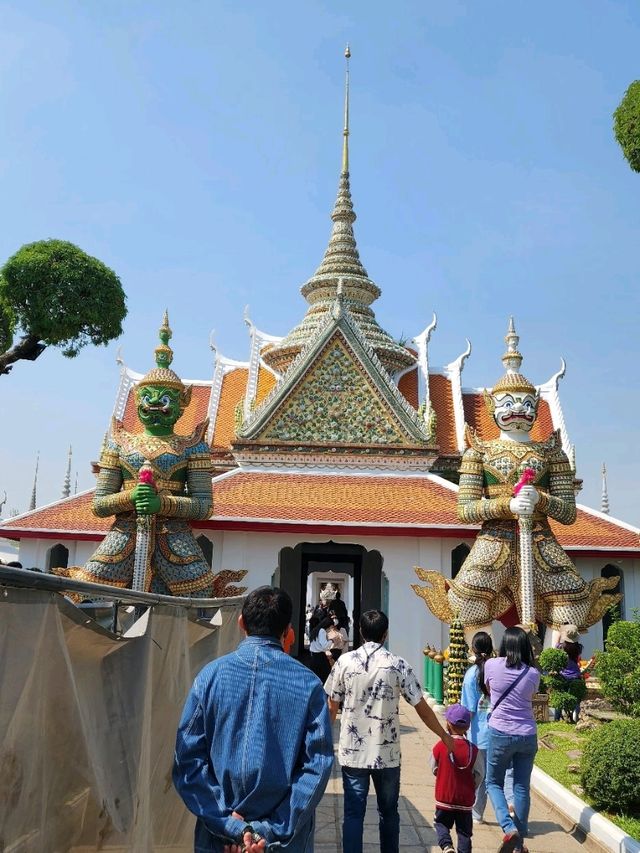 ชมพระปรางค์วัดอรุณ ลอดพระแท่นล้างอาถรรพ์หนุนดวง