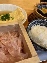 【大阪・梅田】ﾗﾝﾁﾀｲﾑ はたっぷりの店内削りたて鰹節を炊き立てご飯に乗せて♪  