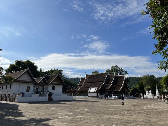 วัดเชียงทอง หลวงพระบาง วัดอยู่ติดริมแม่น้ำโขง