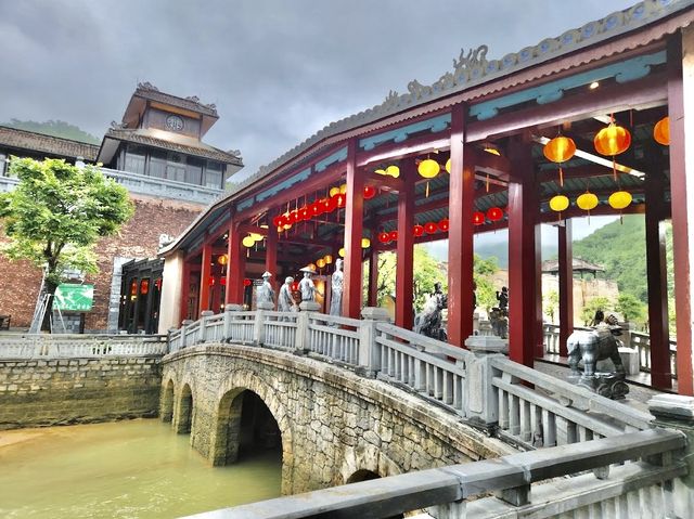 Golden Hands Bridge