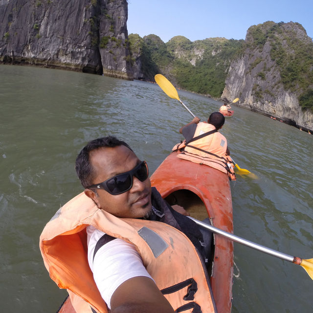 Kayaking around the Halong Bay 