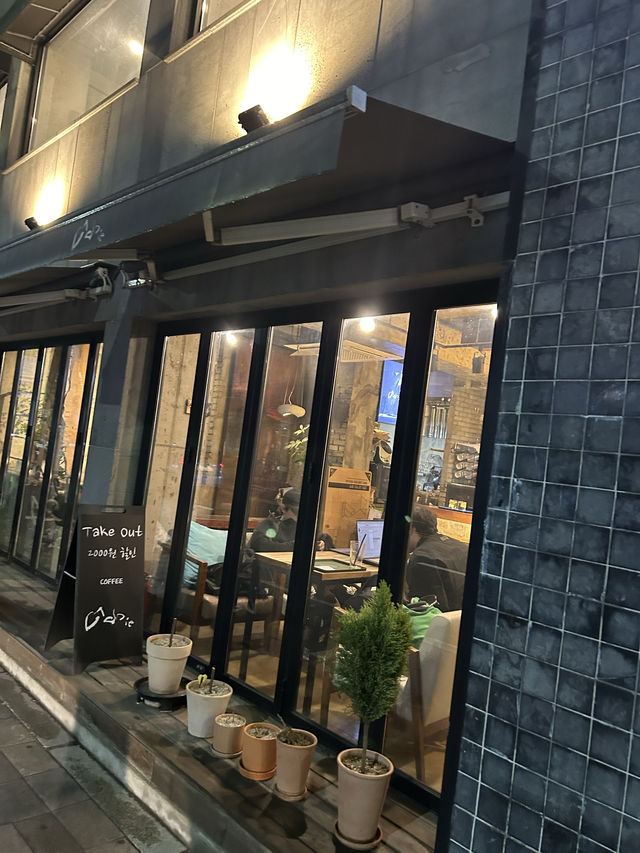 24時間営業の弘大カフェならココ！✨