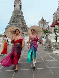 ใส่ชุดไทยเที่ยววัดอรุณ