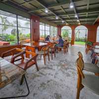 BUN KOPI | IT HAS A SPACIOUS AREA WITH BOTH INDOOR & OUTDOOR SEATING