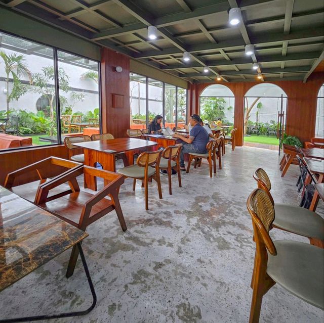 BUN KOPI | IT HAS A SPACIOUS AREA WITH BOTH INDOOR & OUTDOOR SEATING