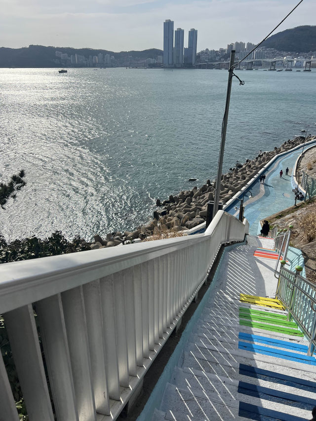 부산 여행 이색 동굴 포토존 ‘흰여울문화마을 해안 동굴 터널’