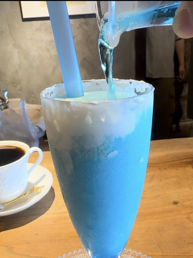 【福岡カフェ】夏はこのレトロブルーのグラスとスイーツに癒される🩵