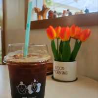 คาเฟ่เล็กๆ สไตล์โฮมมี่ ในหมู่บ้านเมืองทอง 1 