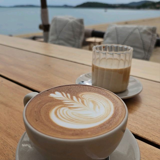คาเฟ่บีชบาร์ที่สวยตรงปกของสมุย