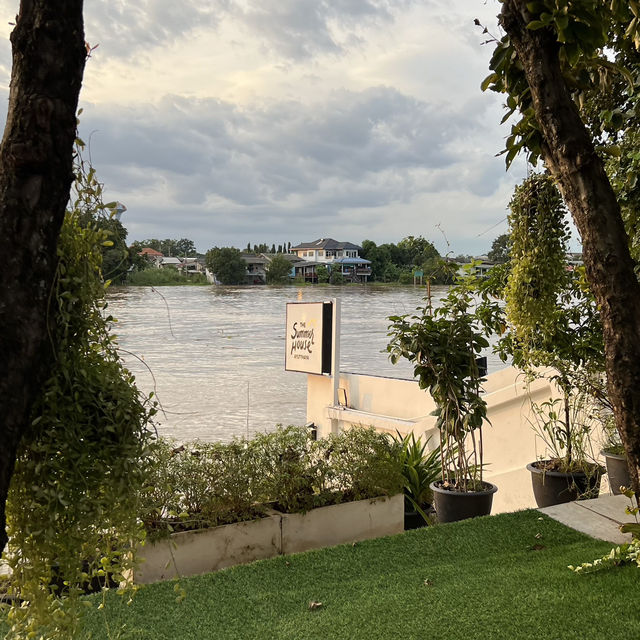 The Summer House  คาเฟ่อยุธยาติดริมน้ำ