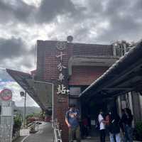 雨中遊壯觀十分瀑布，老街祈願放天燈