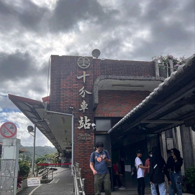 雨中遊壯觀十分瀑布，老街祈願放天燈