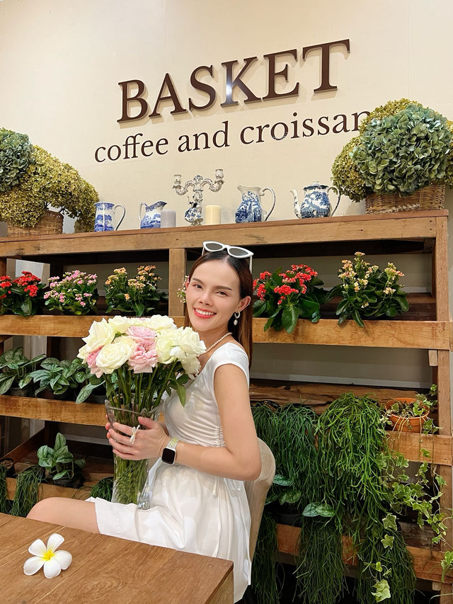 Cafe’ Basket coffee & croissant