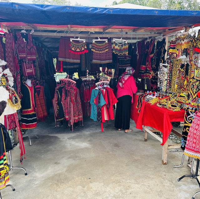 Handcrafted Wonders: Discovering Sarikei Market’s Traditional Treasures!