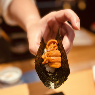 📍 Sushi N-銅鑼灣
位於銅鑼灣嘅高質omakase 🤲🏻
生日月份梗係唔可以虧待自己
一定要食返餐正宗嘅生日飯😍
兩個壽星一齊食,師傅發辦高質日本料理🤤
✨南瓜豆腐,黑玫貝,蕃茄仔-食個前菜開下個胃,豆腐好嫩滑,黑玫貝好爽脆,蕃茄仔可以開胃😬
✨北海道先奉旨刺身蠔-日本北海道直送🇯🇵生蠔味道較為濃郁,肉質豐盈飽滿,鮮嫩多汁,帶著點淡淡的海水味道$加上檸檬汁•更能突出生蠔的鮮甜味道。
✨甜蝦他他
味道清淡中略透甘甜、醇香肉質軟嫩爽滑
軟韌適中、襯埋柚子皮 好fresh 之餘仲非常解膩
✨蜜柑雕-配松露蒜汁,更提鮮🐠🐟
✨依組木✨梭子魚三星職
✨帆立貝 -唔韌唔痴牙
食材新鮮 每款都切得好厚
全部魚生都極新鮮鮮甜
✨海膽
望住師傳毫不吝嗇 將超級軟綿 無比鮮甜嘅海膽
海量級咁鋪滿係熱狗面上 望到都已經夠晒心動
再加埋外層嘅紫菜🤲🏻
-海膽超鮮甜同甘香 完全唔腥唔苦
✨鹽燒和牛-鮮嫩入味,唔夠味仲可以有芥末籽岩鹽自行調味🫙
✨赤身貝
口感綿密 表面加左醬油蛋黃漬做點綴
既可減膩 又可增進食慾
✨ 煙燻銀鱈魚-滿滿魚油香
✨赤木匠-魚肉紮實 有彈性
✨金目鯛-鮮甜可口🐟
✨拖羅-肥美無筋
✨鯛魚湯-超濃郁既魚湯,鮮甜好味😋
#美食博主#香港美食#香港探店 #香港旅游攻略 #香港旅游好去处 #香港美食推荐#Sushi N
#銅鑼灣#銅鑼灣美食#日本料理#hkig #ighk #foodie #food #foodpic #foodphoto #yum #yummy #delicious #tasty #相機食先 #手機食先 #hkfood #香港美食 #美食#hkig #ighk