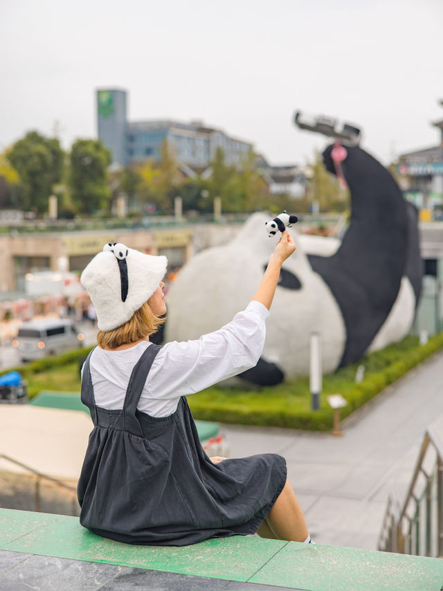 ไปเฉิงตู อย่าลืมไปถ่ายรูปกับแพนด้ายักษ์นอนเซลฟี่🐼