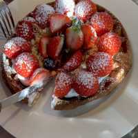 美味しすぎる！サクサク苺ワッフル🍓🧇
