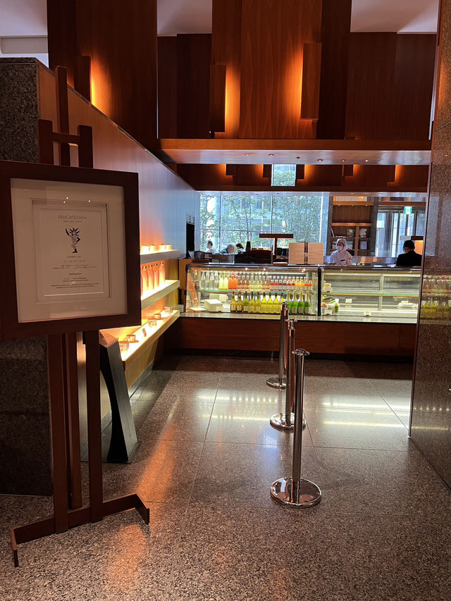 Elegant Sweet Escape at The Peak Lounge, Park Hyatt Tokyo