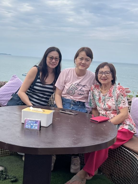 Three Mermaids คาเฟ่วิวทะเล บนเขาพระตำหนัก พัทยา