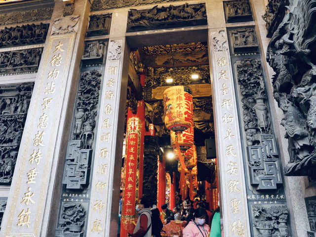 週末必朝聖！大甲鎮瀾宮香火鼎盛，千人齊聚祈求媽祖保佑