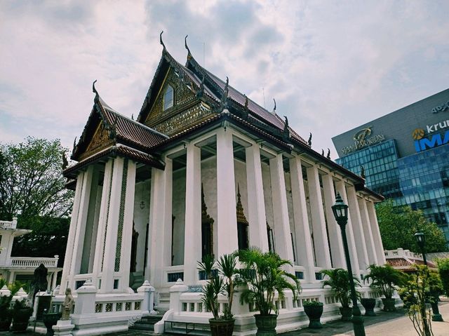 泰國曼谷市中心著名古跡皇家寺廟景點：巴吞哇那南寺，白色大理石寺廟建築，雄偉壯觀，適合打卡拍照📸冥想