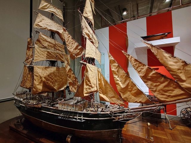 東京景點｜設置在不起眼角落，背對其他展覽品~神秘木乃伊—JP TOWER學術文化綜合博物館「INTERMEDIATHEQUE」