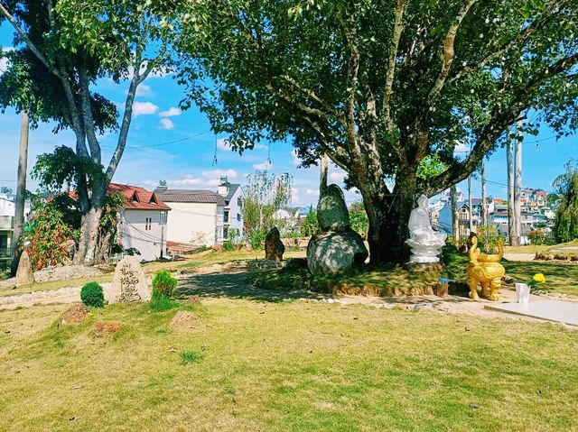 越南大叻市中心著名寺廟景點：靈光寺Chùa Linh Sơn，祈福很靈驗，適合打卡拍照📸祈福
