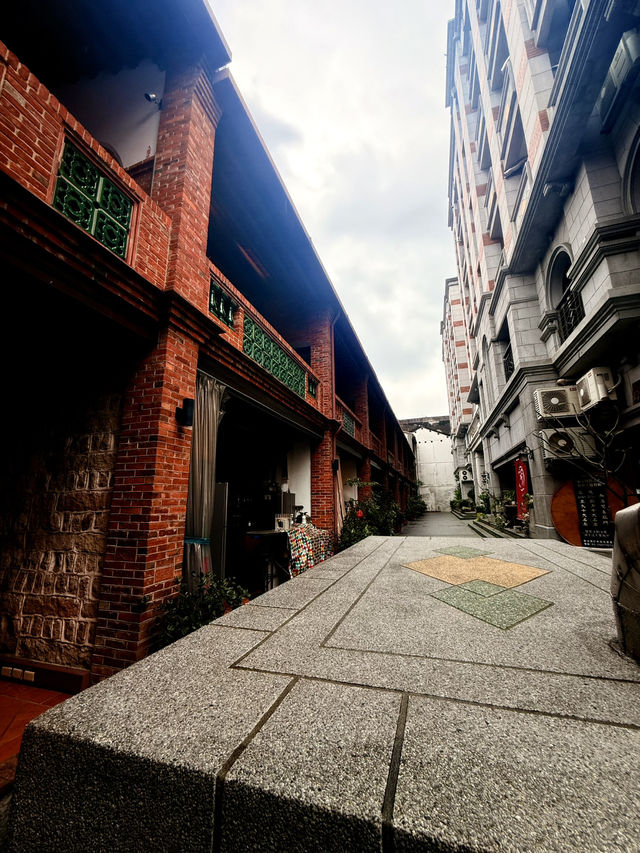 台北｜十連棟紅磚屋 第一進騎樓記錄迪化街百年風華
