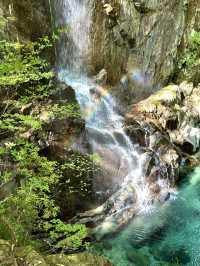 【岐阜】神秘的なエメラルドグリーン😍虹のかかる絶景の滝