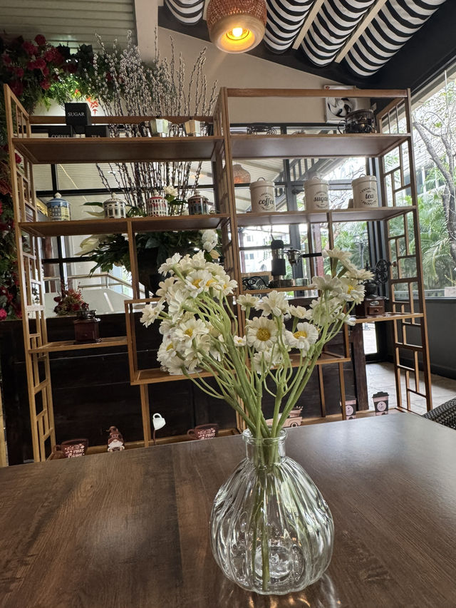 Vincent Cafe คาเฟ่ชิคๆ ในโรงแรม Town in Town