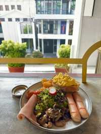 Art Meets Comfort Food at Pinwheel Café