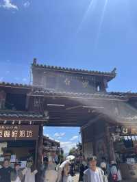 เมืองโบราณนาซีฉากหลังภูเขาหิมะ