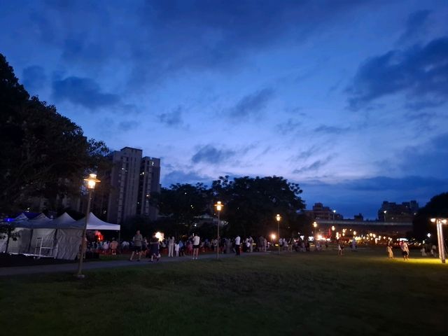 白天可以逛書店買選物，晚上直接走到旁邊公園來場 野餐＋戶外電影！