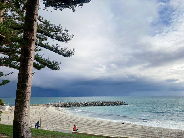  เดินเล่นริมทะเลที่ Cottesloe Beach