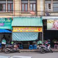 เจ๊ไก่บะหมี่เกี๊ยวร้อยปี 