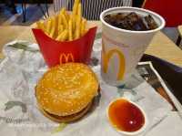 🍔🌊 "McDonald’s บางแสน – เบอร์เกอร์ไก่ริมทะเล